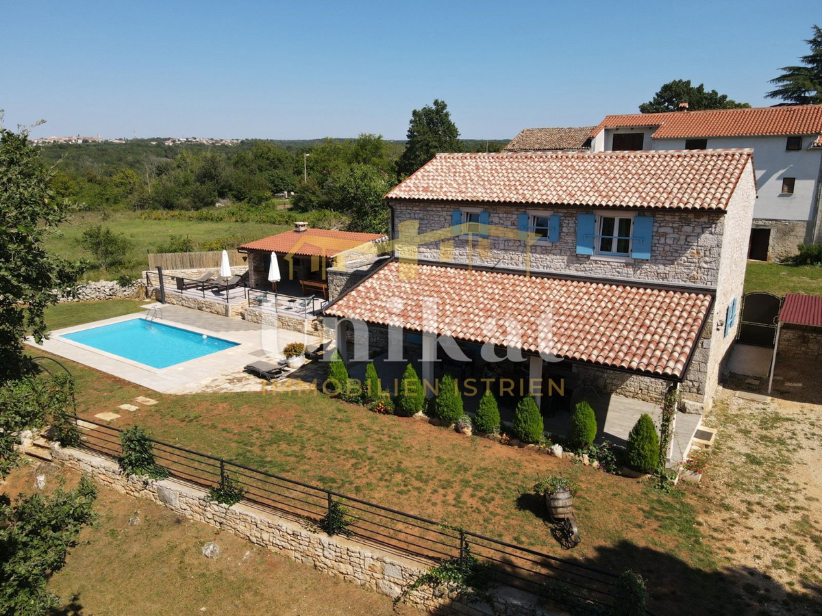Tenuta con casa in pietra ristrutturata, giardino e piscina
